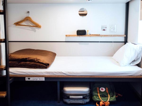 WeBase Hakata Hostel : photo 2 de la chambre chambre privative avec lits superposés (2 adultes)