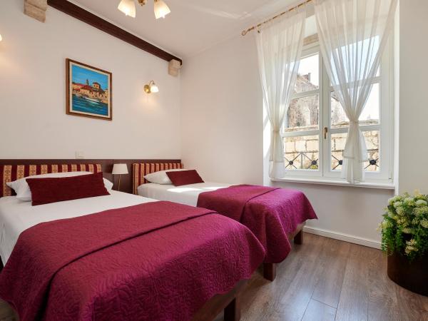 Palace Central Square : photo 3 de la chambre chambre double ou lits jumeaux