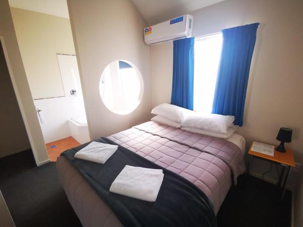 Airport Birches Motel : photo 4 de la chambre appartement 1 chambre avec baignoire spa