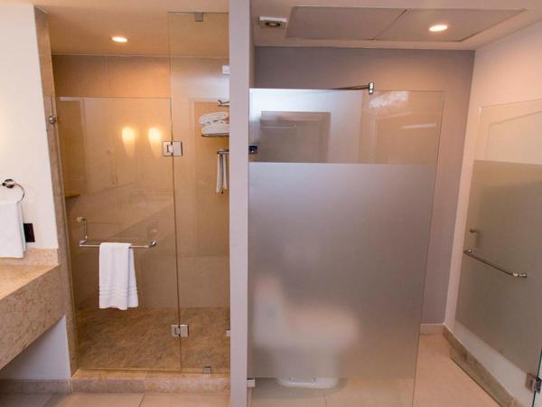 Holiday Inn Express Puerto Vallarta, an IHG Hotel : photo 7 de la chambre suite lit king-size avec terrasse - vue sur ville - dernier Étage