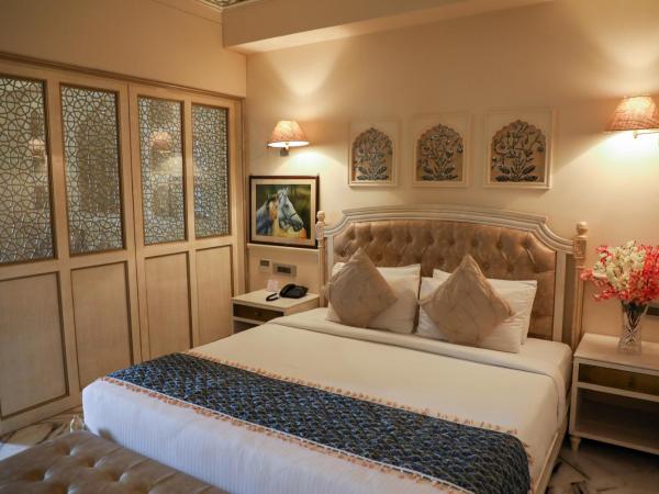 Laxmi Palace Heritage Boutique Hotel : photo 6 de la chambre family suite free pick up on arrival only from train or bus station (8am-8pm)