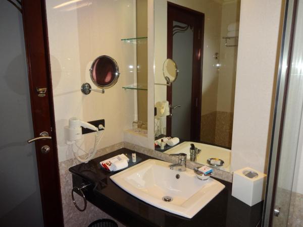 Royalton Hyderabad Abids : photo 2 de la chambre standard double room  with 15% discount on food( at bistro restaurant)