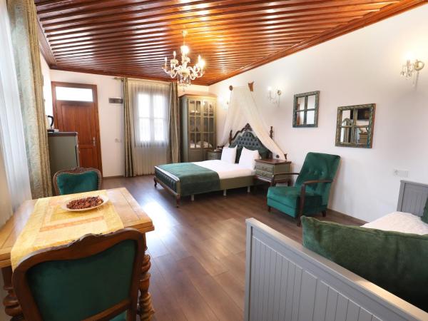 White Garden Hotel-Adult Only : photo 1 de la chambre chambre triple - vue sur jardin