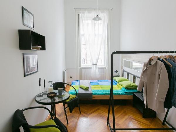 Friends Hostel & Apartments : photo 2 de la chambre chambre double ou lits jumeaux