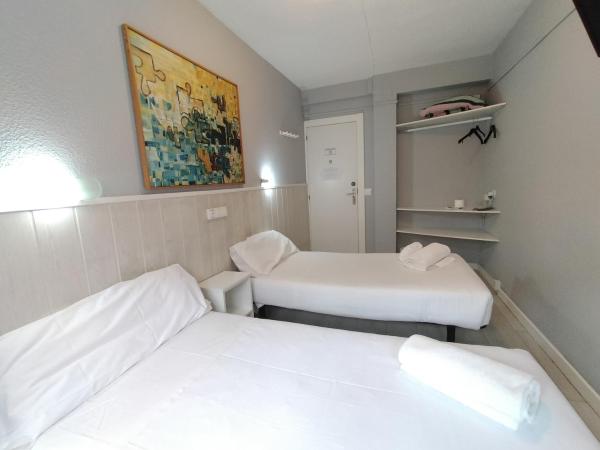 Hostal Albero by gaiarooms : photo 3 de la chambre chambre lits jumeaux avec salle de bains commune