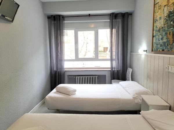 Hostal Albero by gaiarooms : photo 5 de la chambre chambre lits jumeaux avec salle de bains commune