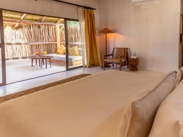 Dune Boutique Hotel located at the party zone : photo 9 de la chambre hébergement de luxe - vue partielle sur mer