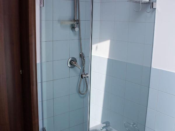 Le Coccole : photo 3 de la chambre chambre lits jumeaux avec salle de bains commune - grenier