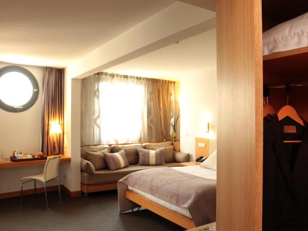 Best Western Premier Hôtel du Vieux-Port : photo 9 de la chambre suite junior lit queen-size - vue sur mer