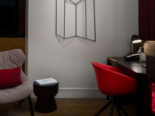 QT Sydney : photo 4 de la chambre chambre lit king-size exécutif qt