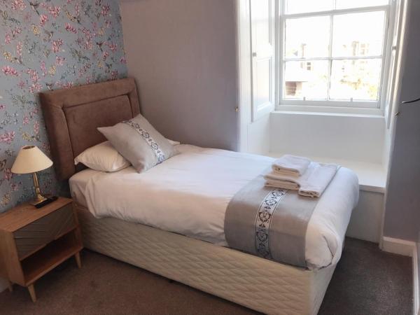 Alexander Guest House : photo 1 de la chambre chambre simple avec salle de bains