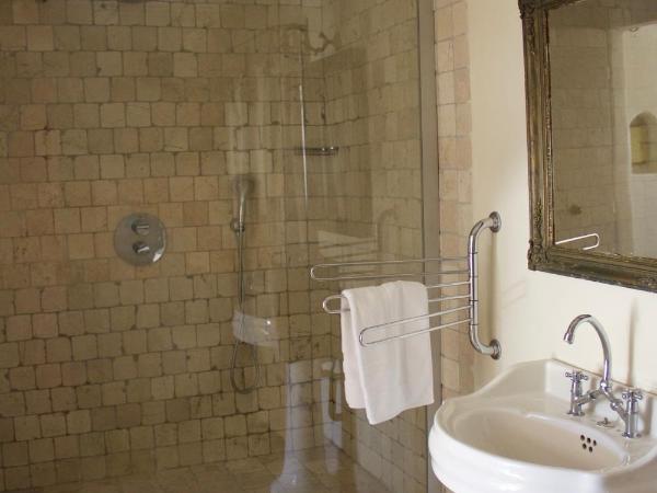 Mas de la Beaume : photo 6 de la chambre chambre double ou lits jumeaux - vue sur montagnes