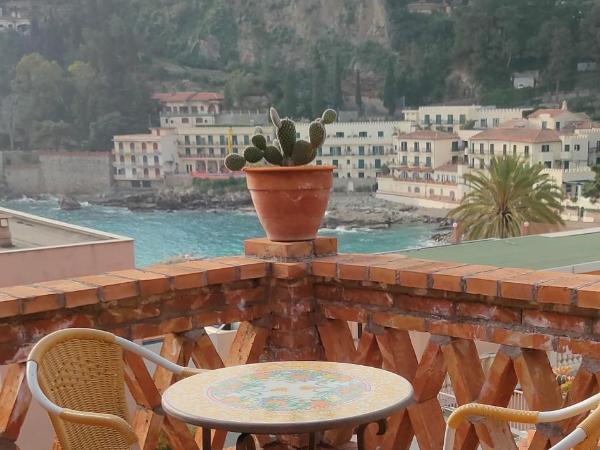 Hotel Villino Gallodoro : photo 8 de la chambre chambre double ou lits jumeaux supérieure avec terrasse – vue sur mer