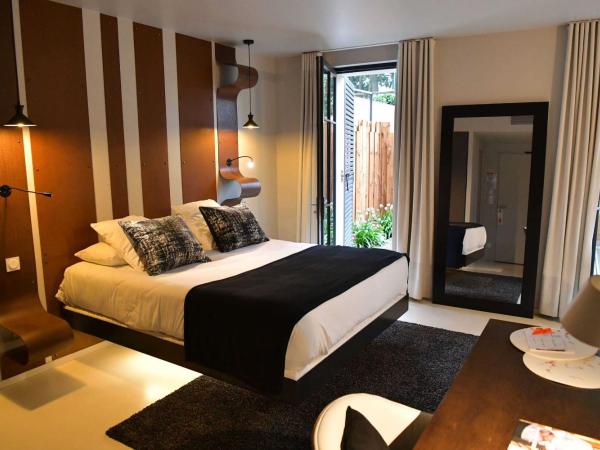 Hotel Pont Levis - Franck Putelat : photo 6 de la chambre chambre double supérieure avec bain à remous