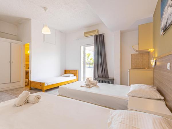 Simple Hotel Hersonissos Sun : photo 3 de la chambre chambre quadruple avec balcon