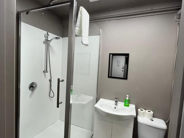 HIT Hostel : photo 8 de la chambre chambre double avec salle de bains privative