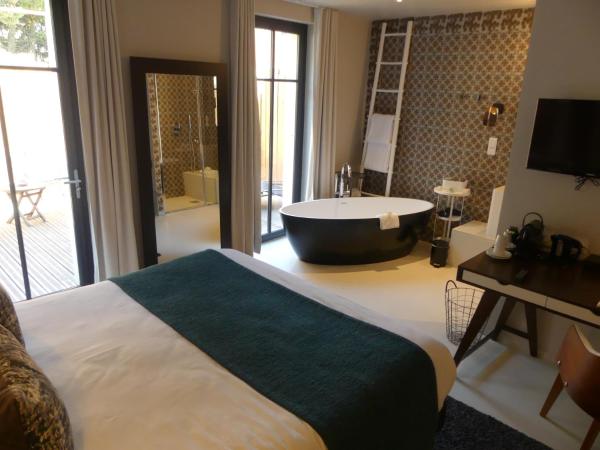 Hotel Pont Levis - Franck Putelat : photo 7 de la chambre chambre double supérieure avec bain à remous
