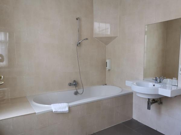 Hotel Albert II Oostende : photo 3 de la chambre chambre double confort avec baignoire