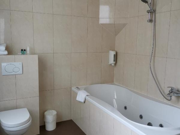 Hotel Albert II Oostende : photo 2 de la chambre chambre double confort avec baignoire