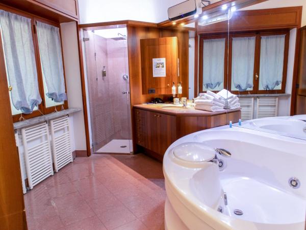 B&B Amalfi Coast Salerno : photo 3 de la chambre chambre lit queen-size avec baignoire spa
