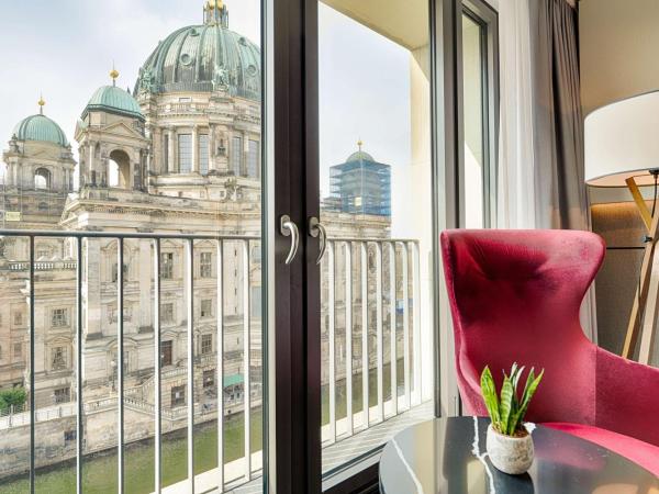 Radisson Collection Hotel, Berlin : photo 5 de la chambre hébergement collection premium - vue sur cathédrale