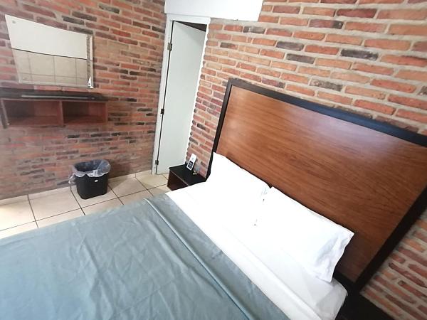 Hotel HCM Guadalajara : photo 3 de la chambre chambre lit queen-size deluxe