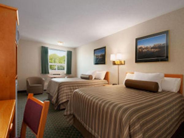 Travelodge by Wyndham Winnipeg East : photo 1 de la chambre chambre 2 lits queen-size - non-fumeurs