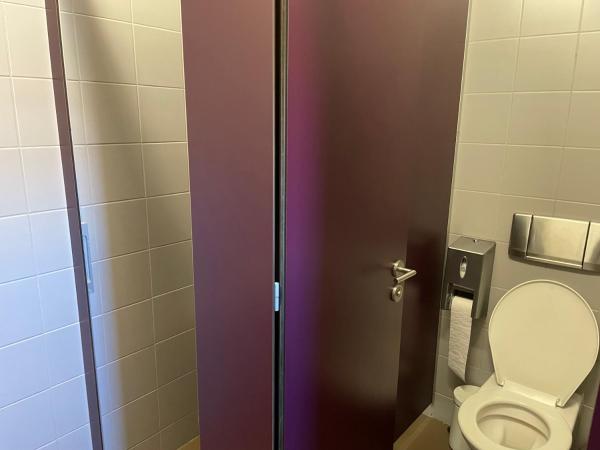 Lausanne Youth Hostel Jeunotel : photo 4 de la chambre chambre simple avec salle de bains commune