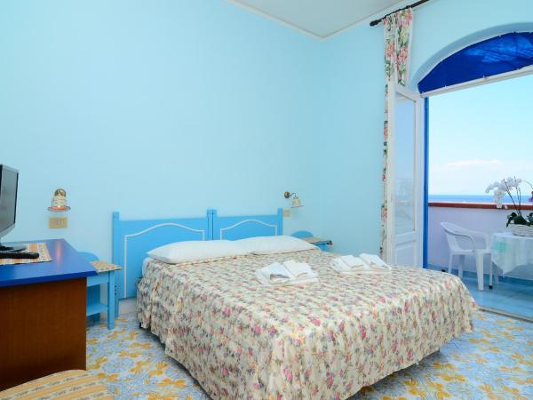 Hotel Terme Marina : photo 1 de la chambre chambre double ou lits jumeaux - vue partielle sur mer