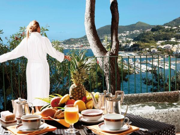 Regina Isabella-Resort Spa Restaurant : photo 1 de la chambre chambre double ou lits jumeaux de luxe avec balcon et vue sur la mer