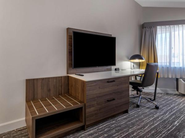 Best Western Premier Denver East : photo 2 de la chambre chambre avec 2 lits queen-size et terrasse