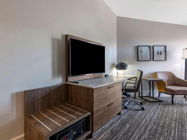 Best Western Premier Denver East : photo 2 de la chambre chambre avec 2 lits queen-size et balcon - vue sur piscine