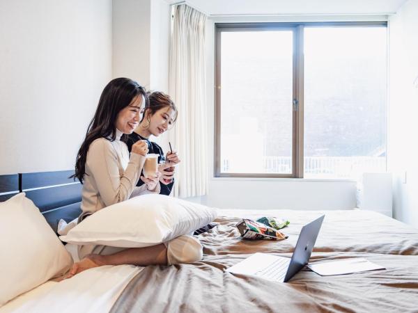 Roots Hostel : photo 3 de la chambre chambre 2 lits doubles et salle de bains commune