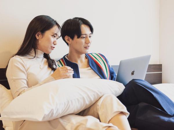 Roots Hostel : photo 10 de la chambre chambre 2 lits doubles et salle de bains commune