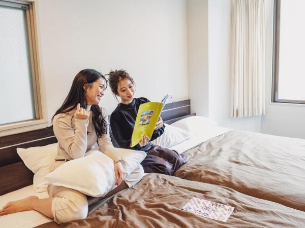 Roots Hostel : photo 6 de la chambre chambre 2 lits doubles et salle de bains commune