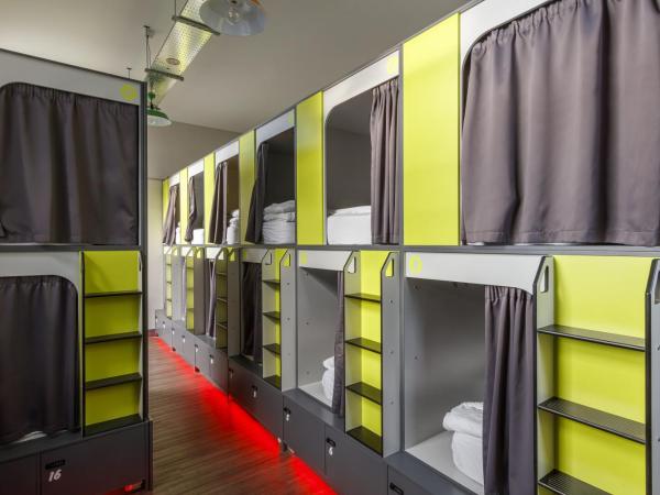 Kick Ass Grassmarket (18+) : photo 1 de la chambre lit capsule dans dortoir mixte de 16 lits