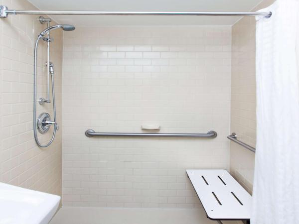 Sonesta Simply Suites Phoenix Glendale : photo 2 de la chambre suite studio lit queen-size avec douche accessible en fauteuil roulant - adaptée aux personnes à mobilité réduite