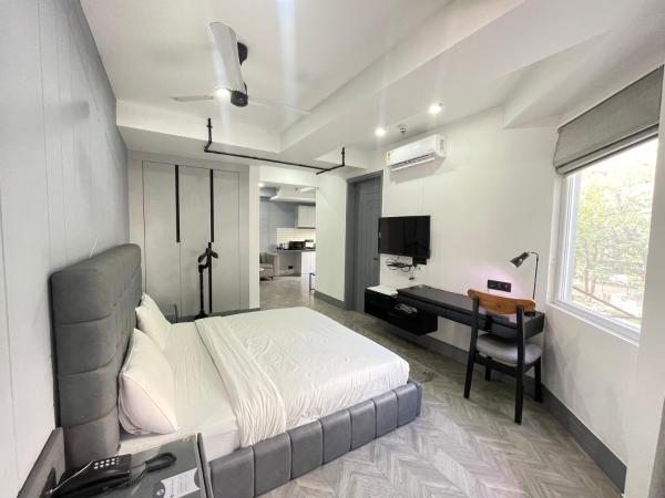 BedChambers Serviced Apartments, MG ROAD : photo 6 de la chambre chambre lit king-size avec balcon