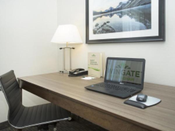 Wingate by Wyndham Calgary Airport : photo 5 de la chambre chambre lit king-size - animaux acceptés - non-fumeurs