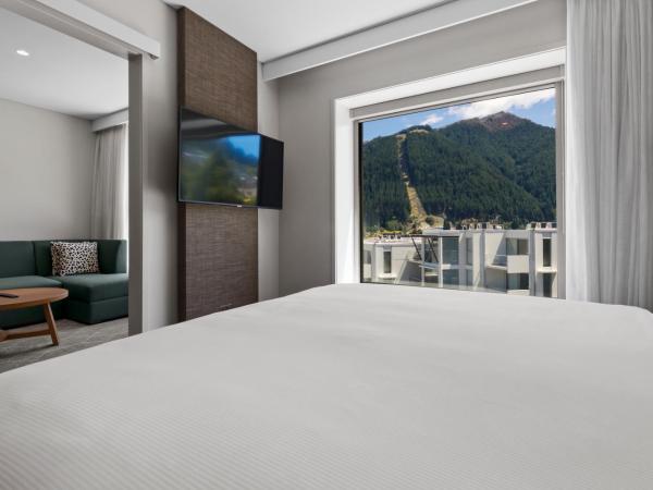 Holiday Inn Express & Suites Queenstown, an IHG Hotel : photo 1 de la chambre suite 1 chambre lit king-size - vue sur télécabine