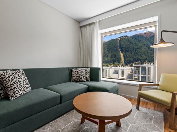 Holiday Inn Express & Suites Queenstown, an IHG Hotel : photo 4 de la chambre suite 1 chambre lit king-size - vue sur télécabine