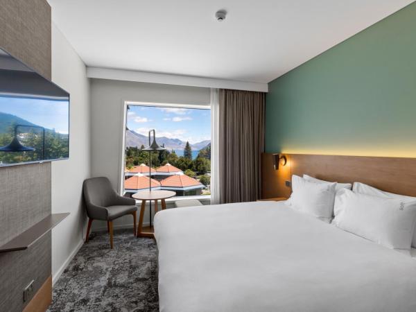Holiday Inn Express & Suites Queenstown, an IHG Hotel : photo 1 de la chambre chambre lit king-size - vue sur montagne