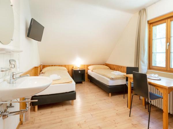 Hostel by Randolins : photo 2 de la chambre chambre triple avec salle de bains commune