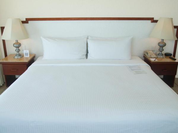 Emporio Ixtapa - with Optional All Inclusive : photo 7 de la chambre suite lit king-size - vue sur océan