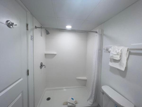 Tropical Seas Hotel : photo 6 de la chambre chambre lit king-size - vue partielle sur océan