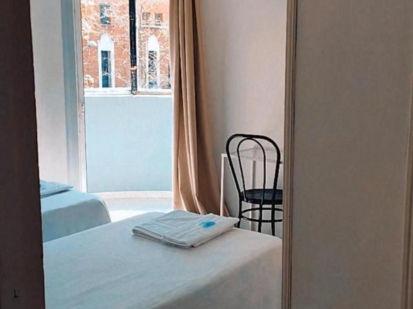 Hostal Abitum Madrid : photo 5 de la chambre chambre lits jumeaux avec lit d’appoint - 301