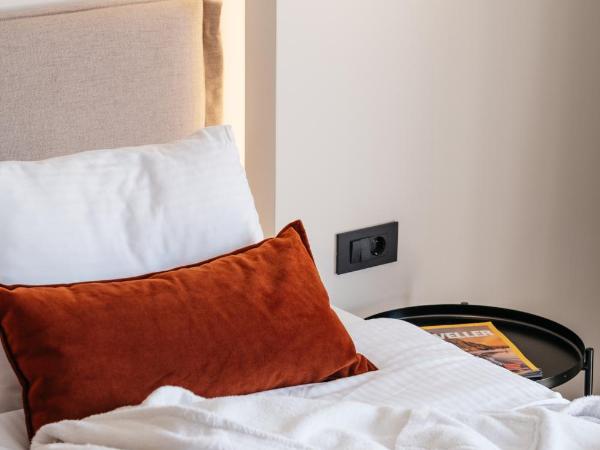 The City Hotel & Suites : photo 10 de la chambre suite exécutive avec balcon - vue sur ville