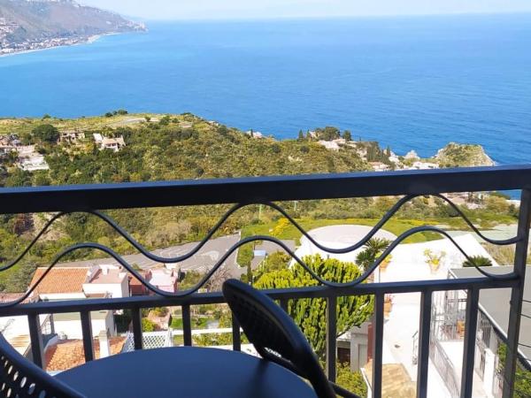 Blue Sky House : photo 8 de la chambre chambre double avec balcon - vue sur mer