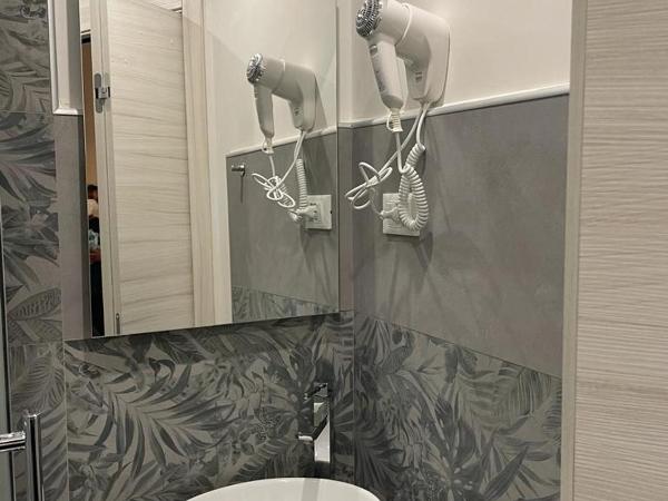 Domus La Foce Hotel Self check in : photo 10 de la chambre chambre double ou lits jumeaux avec salle de bains privative