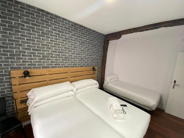Casual Mardones : photo 2 de la chambre chambre triple avec salle de bains privative